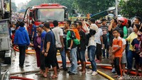 Warga menyemut di sekitar lokasi kebakaran.