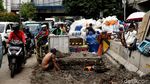 Duh! Tumpukan Karung dan Galian di Pasar Tanah Abang Bikin Macet