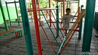 Penampakan arena bermain anak di RPTRA kolong Flyover Tomang, Jakarta, Jumat (20/4/2018).