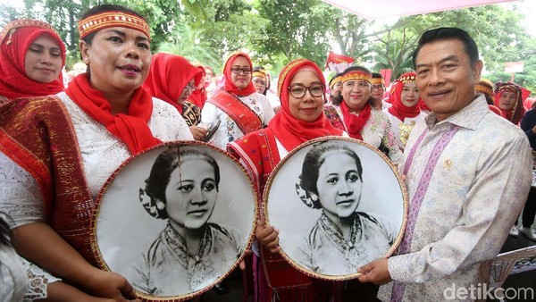 Ratusan Bidan Desa Berbusana Kartini Temui Moeldoko