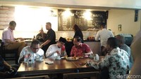Rizal Ramli bertemu Sandiaga di Kafe JakBistro, yang ada di kawasan Balai Kota, Jalan Medan Merdeka Selatan, Jakarta Pusat, Jumat (20/4/2018) sekitar pukul 16.20 WIB.