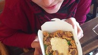 Wanita 30 tahun ini nampak tak sabar melahap makanannya. Nasi merah sapi telur asin, tulisnya di keterangan foto. Nyamm nyamm! Foto: Instagram zeezeeshahab