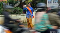 Para Polwan ini berkebaya seperti seorang Ibu Kartini.