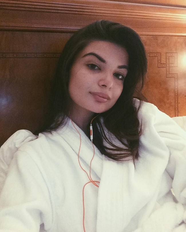 Tanpa mengenakan makeup, Diana pun tetap terlihat menawan dan memesona. Foto: Instagram @_missaltman__