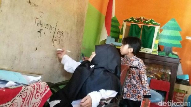Bu Atin saat mengajar di TK