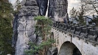 Pemandangan di sini sudah tereknal sejak abad ke 11. Dulunyajembatan yang menghubungan batu-batu ini terbuat dari kayu. Namun pada tahun 1870 diganti dengan jembatan batu.(zzenechka/ Instagram)