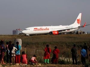 Foto: Malindo Air yang Tergelincir di Nepal Jadi Tontonan Warga