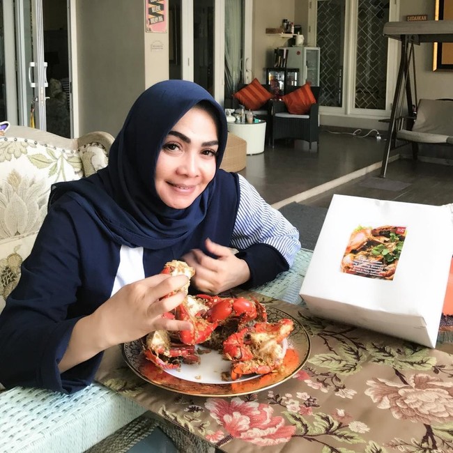 Busana-busana Rieta Amilia harganya tidak sesederhana dari kelihatannya. Seperti atasan biru yang dipakainya ini datang dari brand luxury asal Italia, Marni. T-shirt striped jersey and cotton Marni ini harganya mencapai US$ 440 atau sekitar Rp 6 jutaan. Foto: Instagram/rieta_amilia