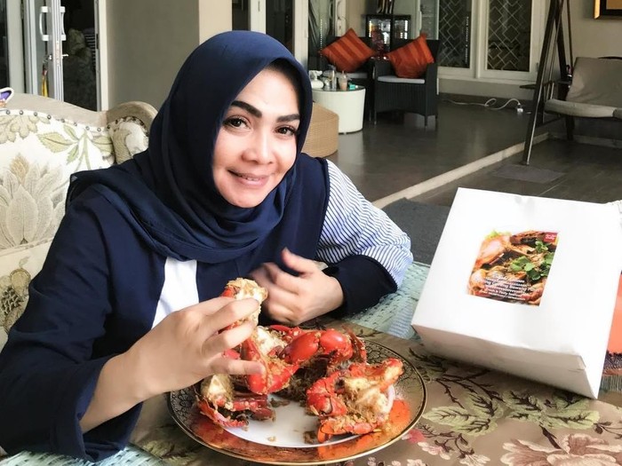 gaya mewah rieta amilia, ibu nagita slavina