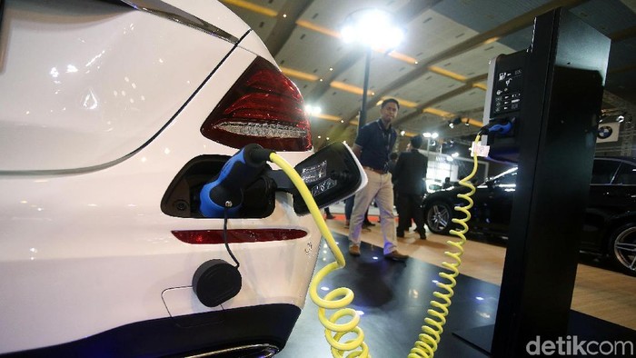 Mercedes-Benz pamerkan mobil listrik EQ untuk pasar Indonesia dalam Indonesia International Motor Show (IIMS) 2018, di Ji Expo, Kemayoran Jakarta, Jumat (20/4).
