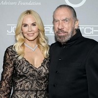 Eloise Broady. Mantan model yang pernah berpose untuk majalah Playboy ini menikah dengan pengusaha John Paul Dejoria. Salah satu produk dari perusahaan John adalah brand perawatan rambut terkenal Paul Mitchell. Eloise sendiri adalah teman sejak kecil. Keduanya menikah ada 1988 dan telah memiliki empat orang anak. Foto: Getty Images