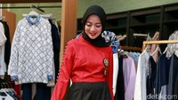 Chacha Frederica tampak memakai baju merah merona dan celana kulot berwarna hitam. Foto: Ismail/detikHOT