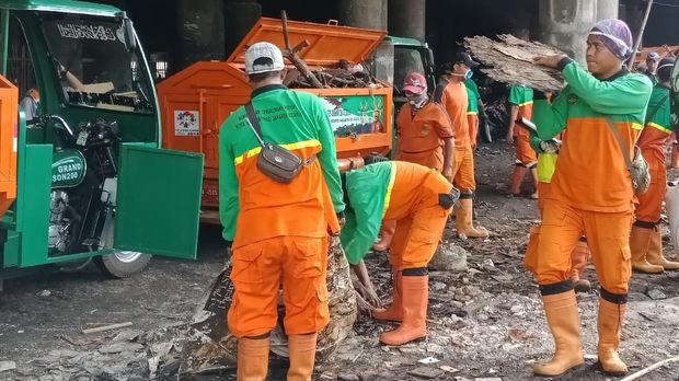 Petugas gabungan membersihkan sampah di kolong Tol Priok