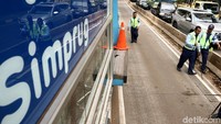 Hal itu berimbas pada halte yang sedikit menjorok ke jalur bus TransJ. Akibatnya bus tidak bisa melintasi halte.
