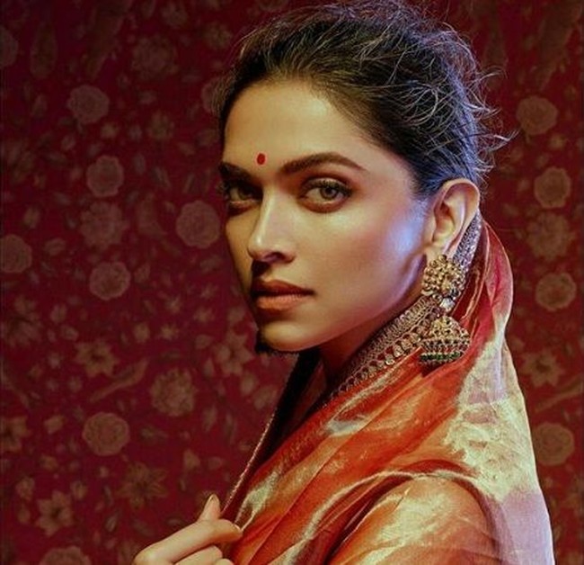Deepika Padukone jadi pusat kontroversi ketika membintangi film Padmaavat. Ia memerankan Rani Padmavati, seorang ratu dengan kecantikan tak tertandingi yang dikelilingi intrik. Ia bahkan sempat mendapat ancaman akan dibunuh karena perannya itu. Tapi Deepika tetap bersinar dan diakui dunia sebagai salah satu aktris penuh bakat. Foto: Dok. Instagram/deepikapadukone
