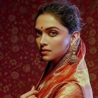 Deepika Padukone jadi pusat kontroversi ketika membintangi film Padmaavat. Ia memerankan Rani Padmavati, seorang ratu dengan kecantikan tak tertandingi yang dikelilingi intrik. Ia bahkan sempat mendapat ancaman akan dibunuh karena perannya itu. Tapi Deepika tetap bersinar dan diakui dunia sebagai salah satu aktris penuh bakat. Foto: Dok. Instagram/deepikapadukone