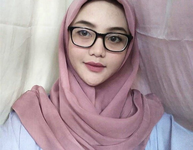 Hijab yang biasanya Tia kenakan adalah hijab segi empat polos berbahan katun paris khas anak SMA. Hijabnya itu tampak cocok dipadukan dengan kaca mata berbentuk kotak yang selalu ia pakai. Foto: Instagram/Tiaseptiaana