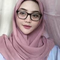 Hijab yang biasanya Tia kenakan adalah hijab segi empat polos berbahan katun paris khas anak SMA. Hijabnya itu tampak cocok dipadukan dengan kaca mata berbentuk kotak yang selalu ia pakai. Foto: Instagram/Tiaseptiaana