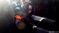 Fatmawati  Faqih saat meninggalkan gedung KPK, Jakarta.