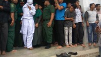 Eksekusi cambuk terhadap kedua PSK berinisial NA (22) dan M (23) digelar di halaman Masjid Jami Lueng Bata, Banda Aceh, Jumat (20/4/2018) sekitar pukul 11.00 WIB. M menjadi terpidana pertama yang dibawa menghadap algojo