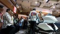 Honda Gold Wing yang merupakan varian tertinggi dari motor Honda hadir menampilkan motor turing dengan performa, kenyamanan serta beragam fitur.
