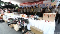 Total barang bukti yg disita 39.834 botol miras oplosan.