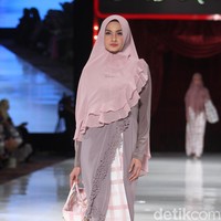 Fashion show koleksi terbaru busana muslim SI.Se.Sa yang bertema The Khadeeja di Fairmont Hotel, Jakarta, Rabu [18/4/2018]. Foto: Mohammad Abduh/Wolipop