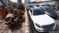 Sejumlah kendaraan terjebak macet saat melintasi Jalan Boulevard Kelapa Gading, Jakarta Utara, Jumat (20/4).