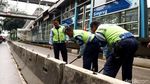 Petugas TransJ Perlebar Separator Halte Simprug
