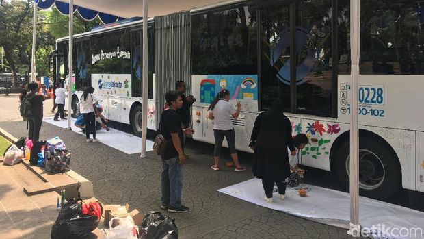 Aksi anak Berkebutuhan khusus melukis bus TransJ 