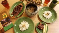 Nasi liwet memang paling mantap jika dmakan ketika hangat, dipadukan dengan lauk gurih seperti ikan goreng dan ayam goreng. Tak ketinggalan sambal dan auran ikan teri, seperti milik @eatforlife18. Foto: Instagram