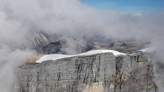 Yang Baru di Papua: Naik Helikopter ke Gunung Es