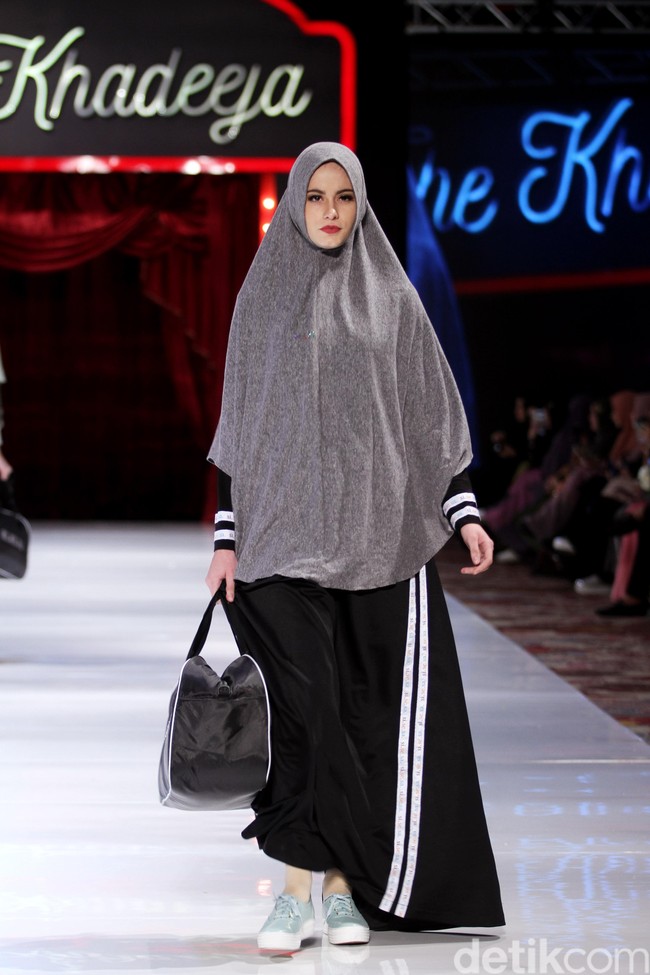 Fashion show koleksi terbaru busana muslim SI.Se.Sa yang bertema The Khadeeja di Fairmont Hotel, Jakarta, Rabu [18/4/2018]. Foto: Mohammad Abduh/Wolipop