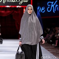 Fashion show koleksi terbaru busana muslim SI.Se.Sa yang bertema The Khadeeja di Fairmont Hotel, Jakarta, Rabu [18/4/2018]. Foto: Mohammad Abduh/Wolipop