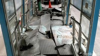 Lantai halte masih rusak berat.