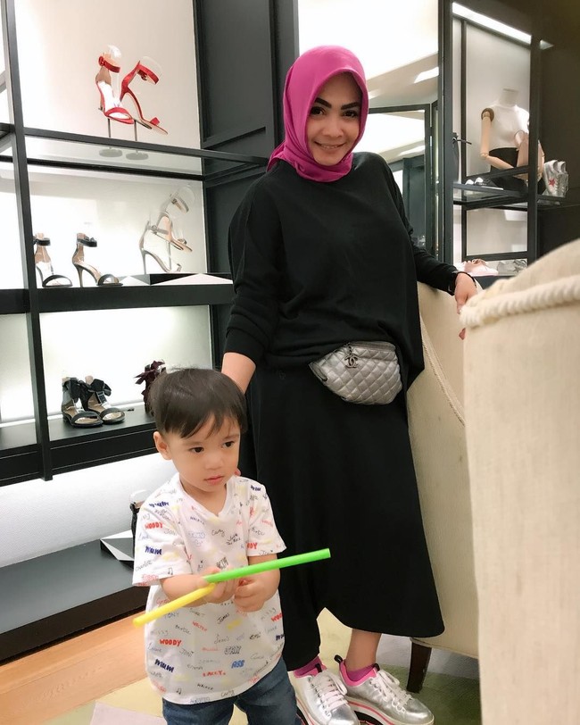 Waist pack atau tas pinggang yang tengah tren juga terlihat diterapkan ibu dua anak yang dikenal sebagai pekerja keras itu. Rieta Amilia bergaya memakai waist pack dari Chanel seharga US$ 2.000 atau sekitar Rp 27,7 juta. Foto: Instagram/rieta_amilia