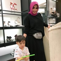 Waist pack atau tas pinggang yang tengah tren juga terlihat diterapkan ibu dua anak yang dikenal sebagai pekerja keras itu. Rieta Amilia bergaya memakai waist pack dari Chanel seharga US$ 2.000 atau sekitar Rp 27,7 juta. Foto: Instagram/rieta_amilia