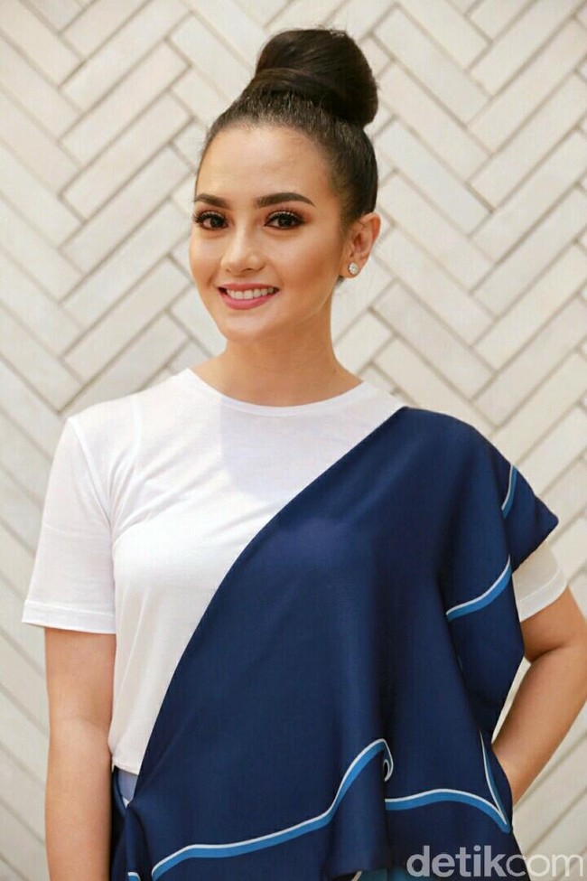 Tapi hati-hati karena ada yang nggak cocok juga, kan ada yang merah-merah terus bintik-bintik karena pemaikaian lidah buaya, ungkap Ririn saat ditemui Wolipop di Lippo Mall Puri, Jakarta Barat, Jumat (3/8/2018). Foto: Ismail/detikHOT