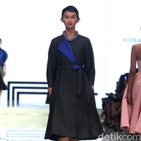 Fashion show Yosafat Dwi Kurniawan yang bertemakan Literalist diJakarta Fashion & Food Festival 2018, Kelapa Gading, Jakarta, Kamis [19/4/2018]. [Foto: Mohammad Abduh/Wolipop]