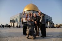 Hingga orang tua akan mengabadikan momen yang mereka anggap langka (Ammar Awad/Reuters)