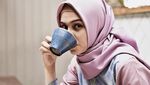 Awet Cantiknya! Begini 10 Pose Zee Zee Shahab yang Doyan Minum Kopi