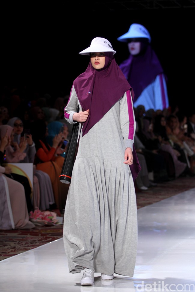 Fashion show koleksi terbaru busana muslim SI.Se.Sa yang bertema The Khadeeja di Fairmont Hotel, Jakarta, Rabu [18/4/2018]. Foto: Mohammad Abduh/Wolipop