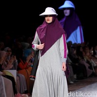 Fashion show koleksi terbaru busana muslim SI.Se.Sa yang bertema The Khadeeja di Fairmont Hotel, Jakarta, Rabu [18/4/2018]. Foto: Mohammad Abduh/Wolipop
