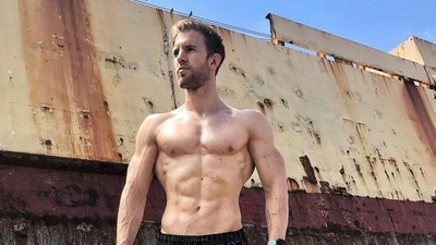 Potret Jonas, Pilot Ganteng Berperut Sixpack yang Bikin Gagal Fokus