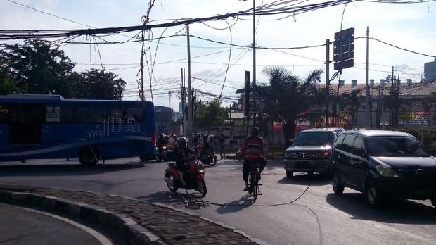 Kabel menjuntai di jalan pakin, pluit