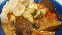 Kuahnya yang sedikit kental dipadu dengan potongan kacang panjang terasa enak. Campuran tahu dan telur semurnya menambah citarasa gurih manis pada sajian ini. Foto: Instagram @nopiahhuang.
