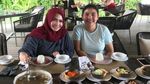 Punya Resort Mewah di Bali, Begini Gaya Ibunda Nagita Slavina Saat Kulineran