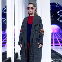 Desainer Mel Ahyar menghadirkan koleksi busananya dengan mengangkat tema Vignette di Fashion Nation 2018, Senayan City, Jakarta, Rabu [11/4/2018]. [Foto: Mohammad Abduh/Wolipop]