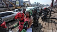 Jalan menyempit, sementara kendaraan yang melintas banyak.