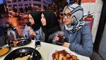 Awet Cantiknya! Begini 10 Pose Zee Zee Shahab yang Doyan Minum Kopi